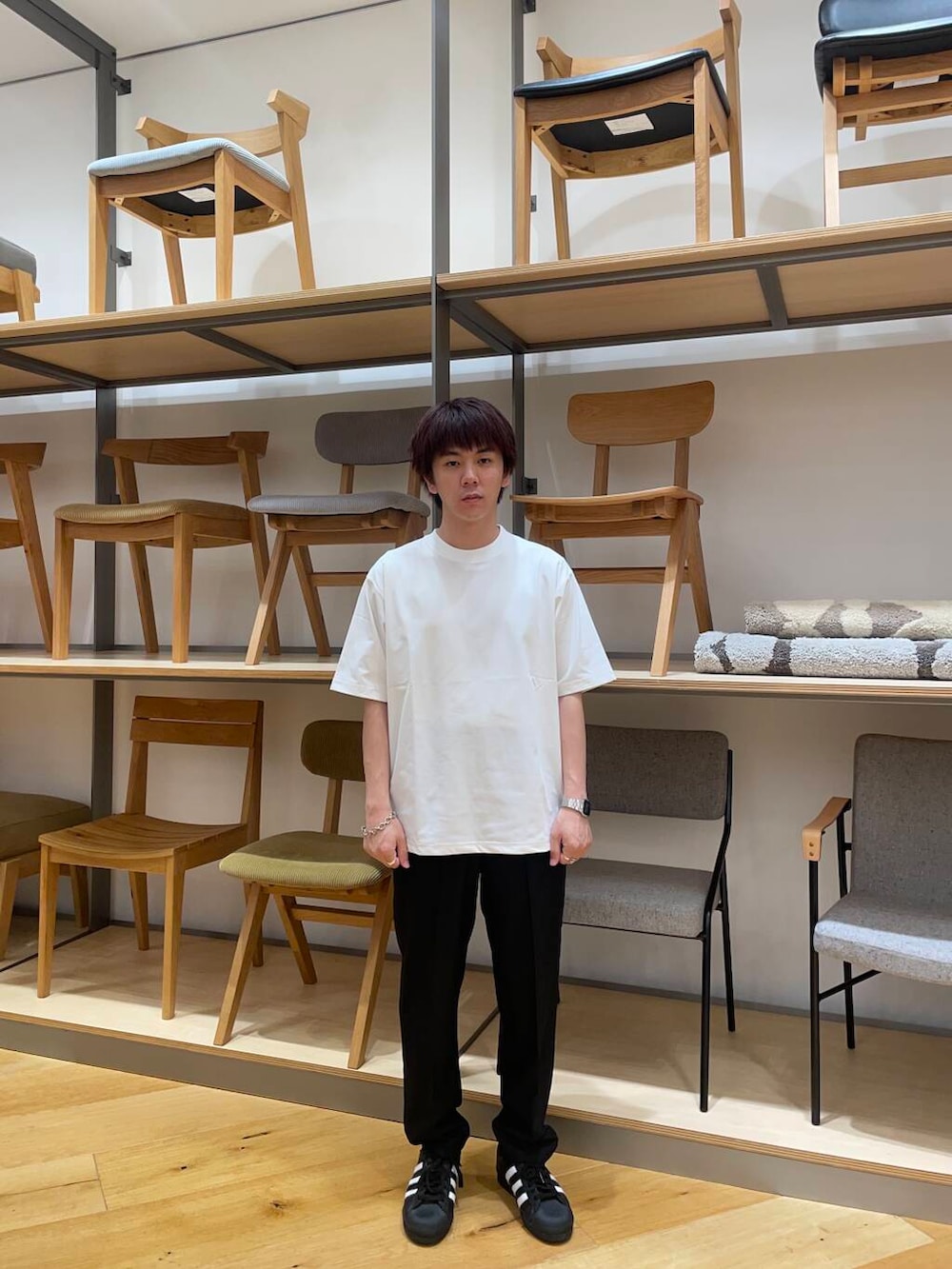 ホワイト系のTシャツ/カットソー、ブルー系のシャツ/ブラウス、ブラック系のその他パンツを着用したメンズの夏コーディネートの2枚目の写真