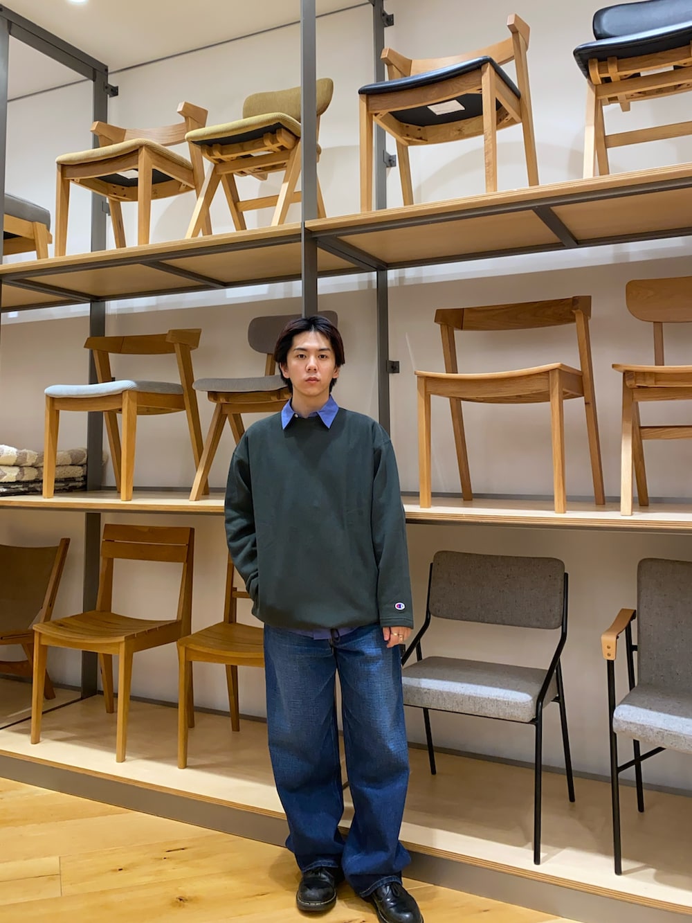 ブラック系のスウェット、ブルー系のデニムパンツ、ブルー系のシャツ/ブラウスを着用したメンズの秋コーディネートの2枚目の写真