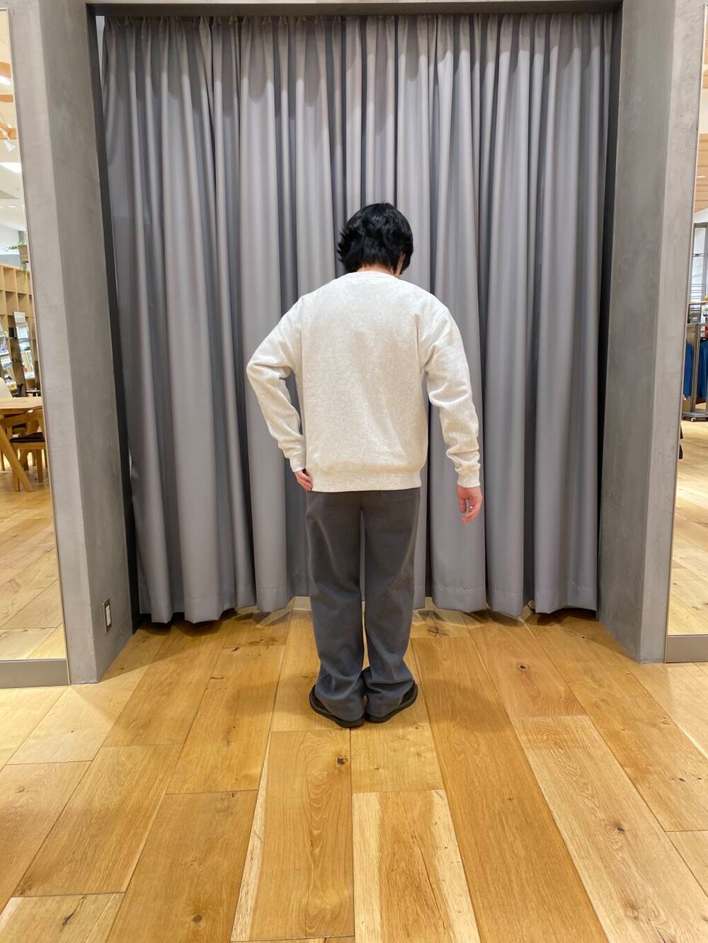 グレー系のスウェットを着用したメンズの冬コーディネートの4枚目の写真