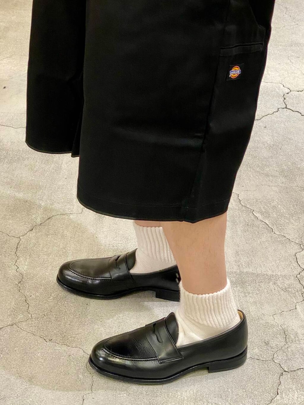ブルー系のシャツ/ブラウス、ブラック系のその他パンツ、ブラック系のベストを着用したメンズの夏コーディネートの4枚目の写真