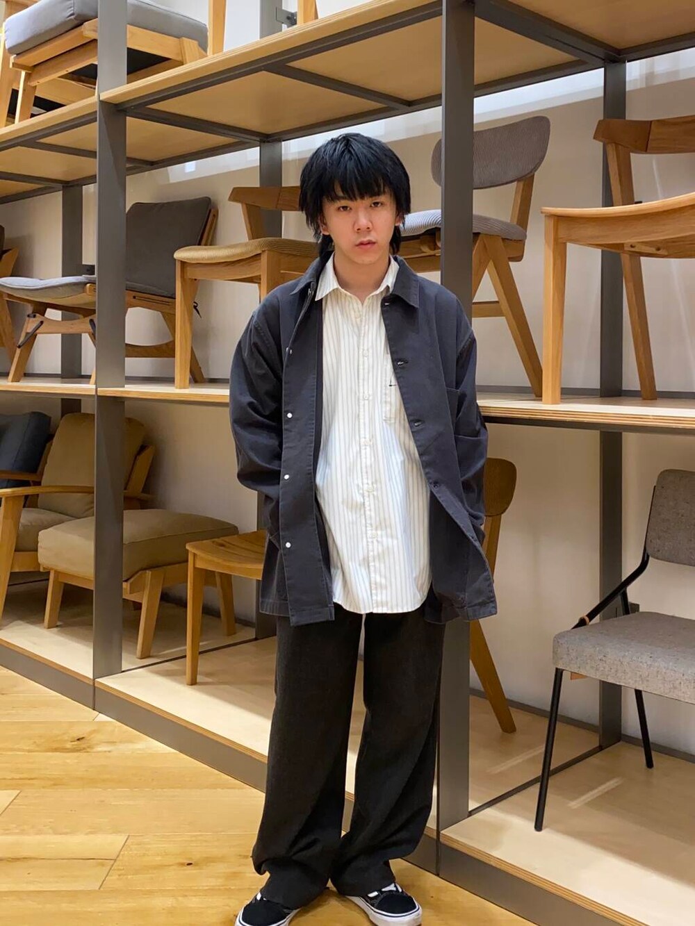 ブラック系のカバーオールを着用したメンズの春コーディネートの3枚目の写真