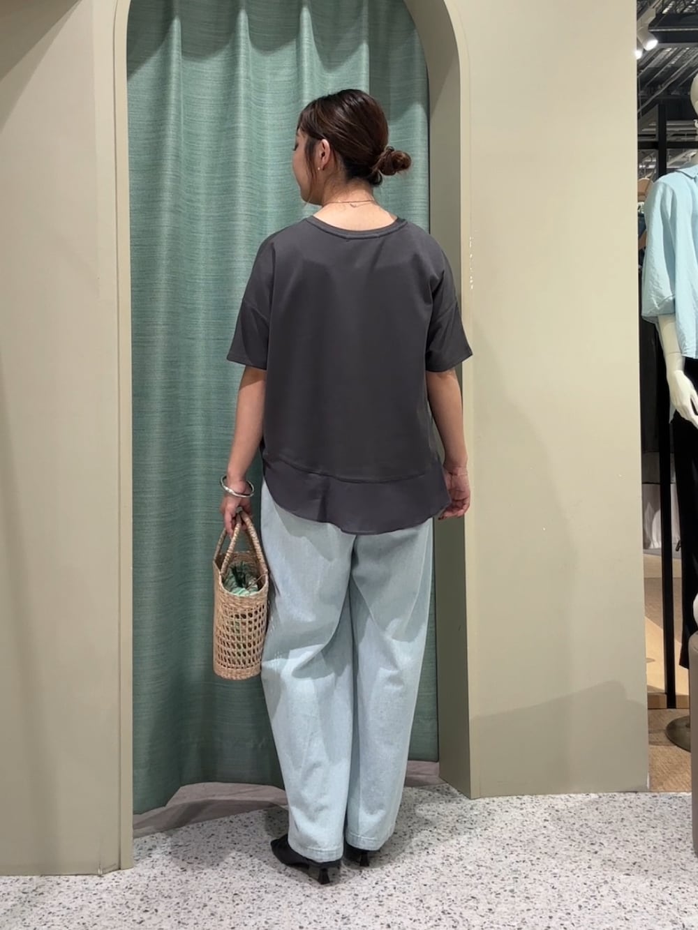 グレー系のTシャツ/カットソー、ブルー系のデニムパンツを着用したレディースの夏コーディネートの3枚目の写真