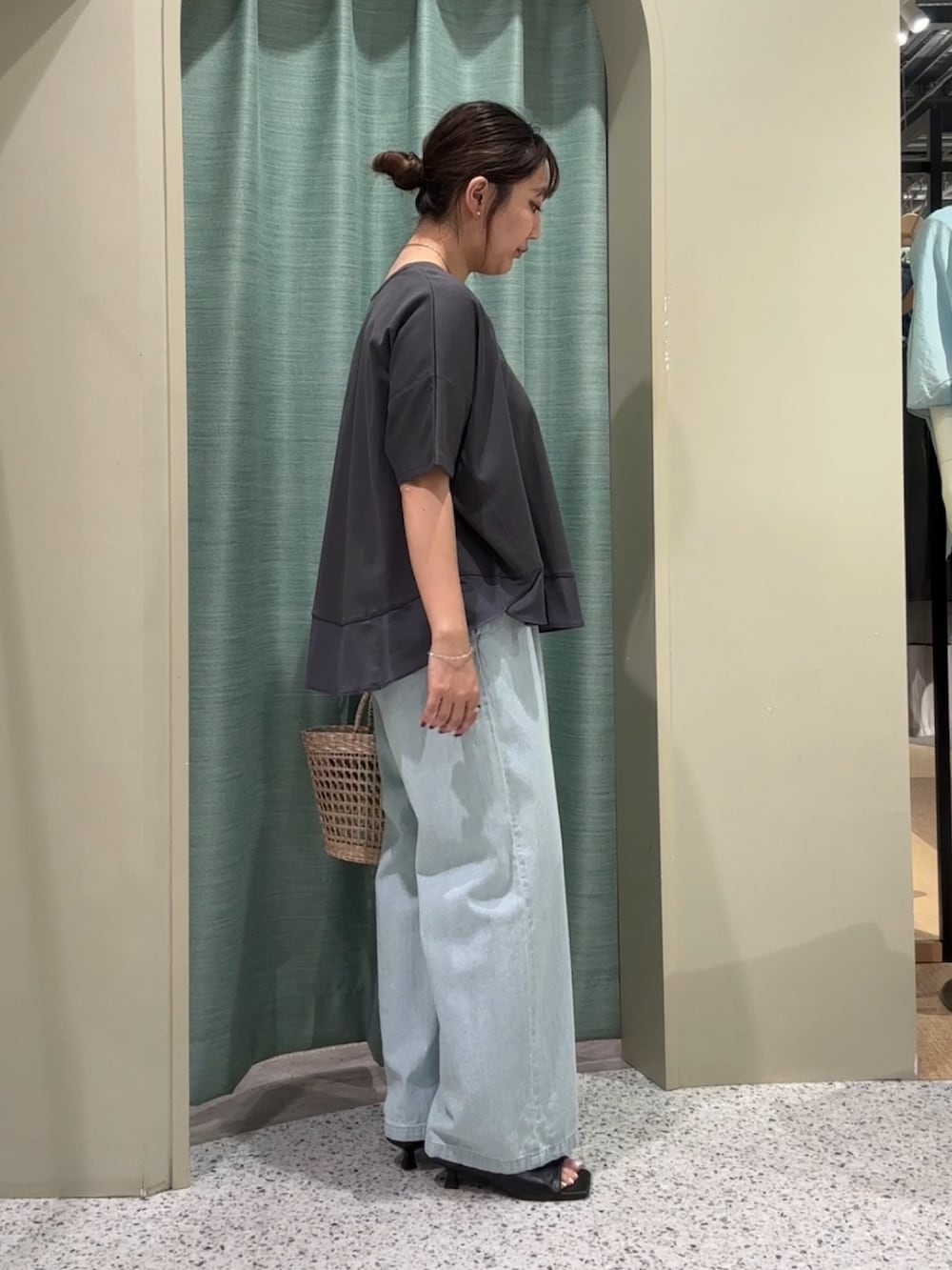 グレー系のTシャツ/カットソー、ブルー系のデニムパンツを着用したレディースの夏コーディネートの2枚目の写真