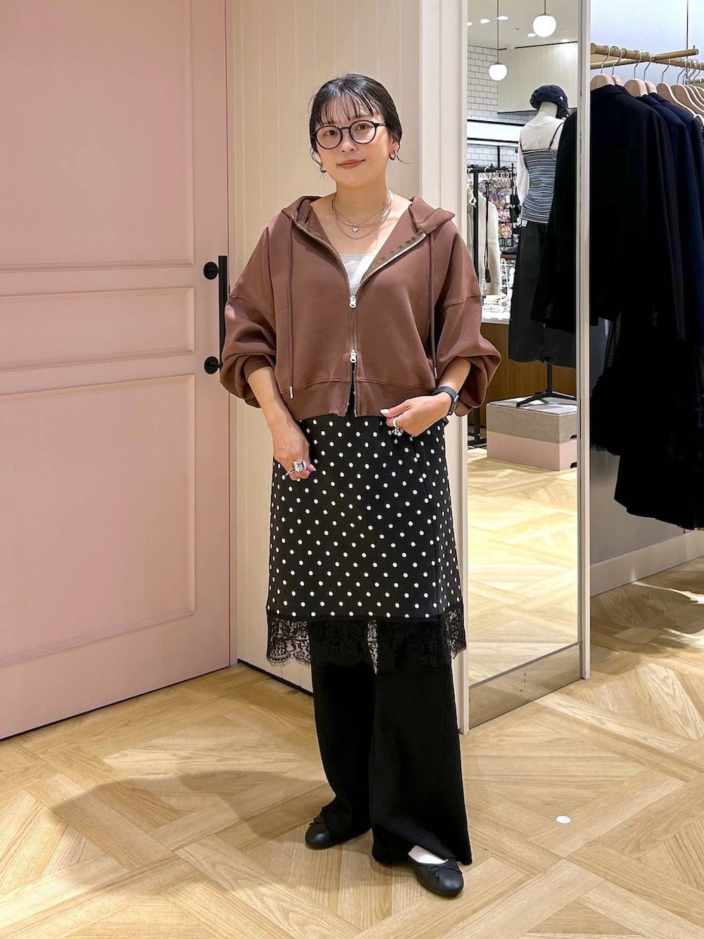 ブラック系のバレエシューズ、シルバー系のタンクトップ、ブラック系のその他パンツを着用したレディースの秋コーディネートの6枚目の写真