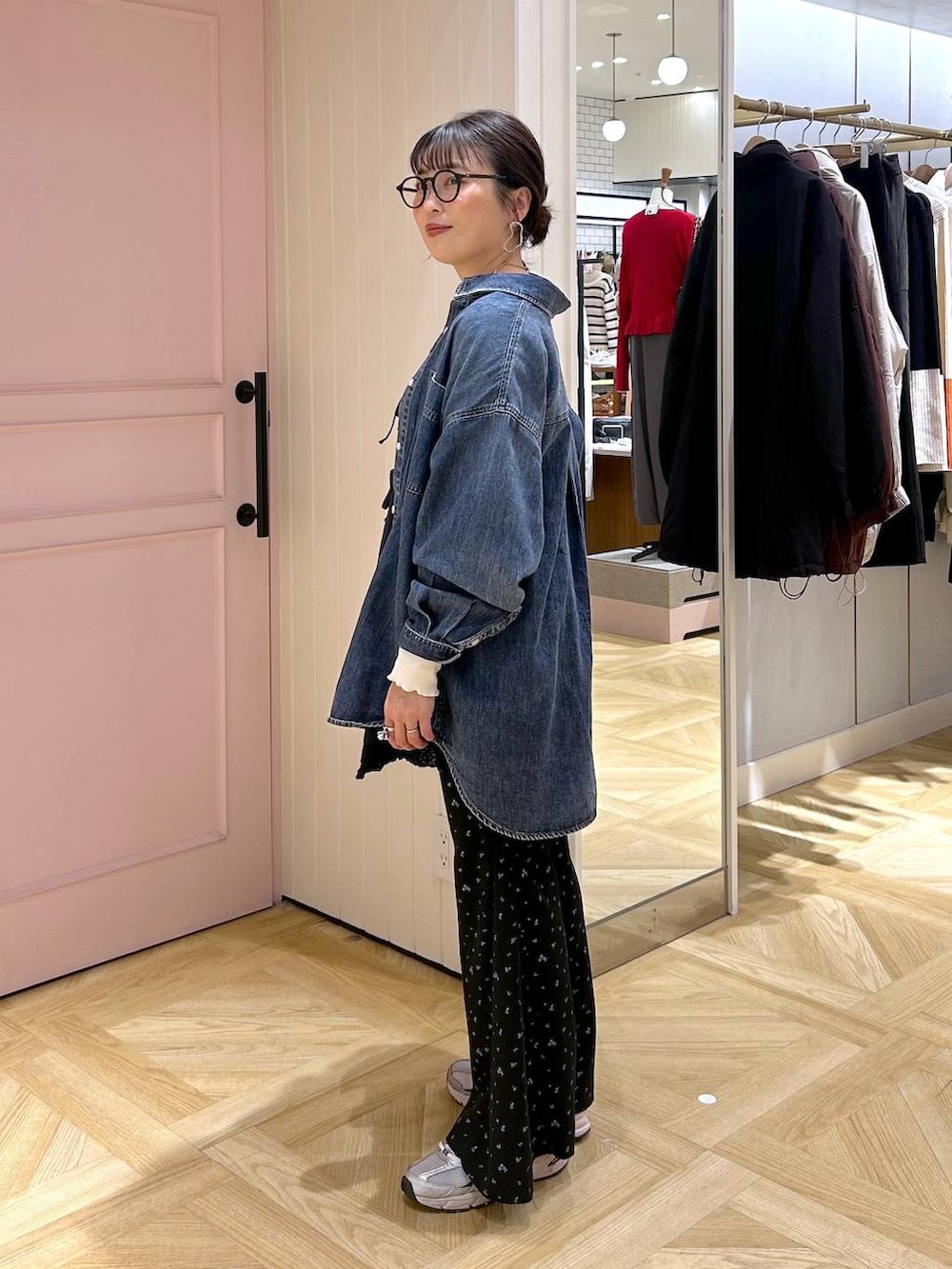 ブラック系のワンピース、ブルー系のシャツ/ブラウス、ホワイト系のTシャツ/カットソーを着用したレディースの冬コーディネートの3枚目の写真