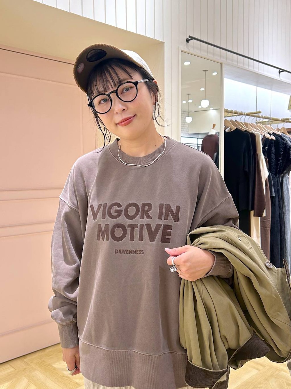 ブラック系のブーツ、ブラウン系のスウェット、ブラウン系のその他アウターを着用したレディースの秋コーディネートの7枚目の写真