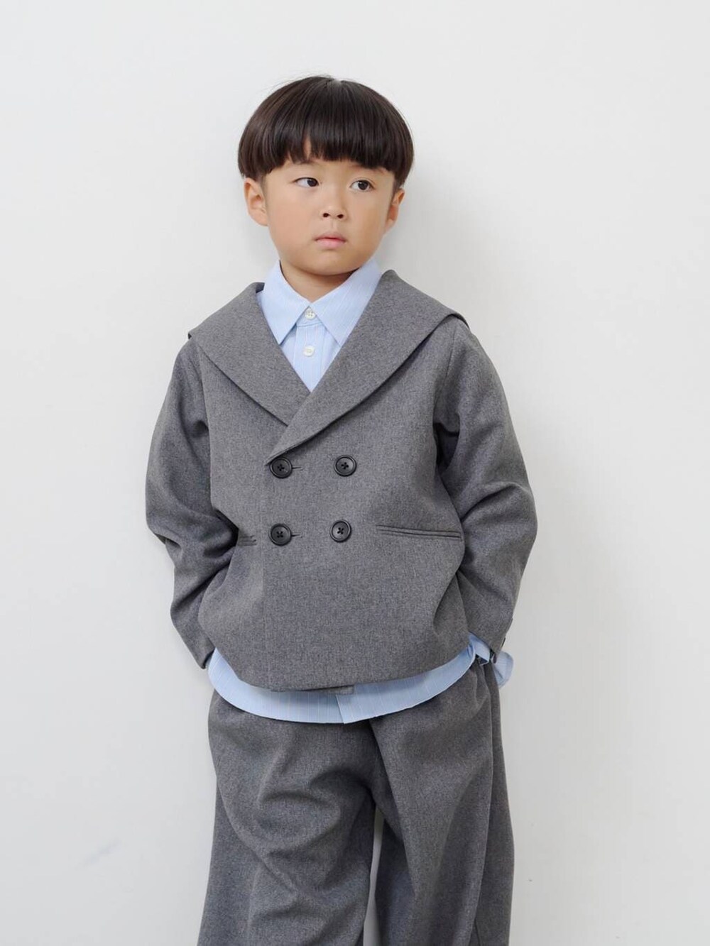 ブルー系のシャツ/ブラウス、グレー系のその他パンツ、グレー系のテーラードジャケットを着用したレディースの秋コーディネートの2枚目の写真