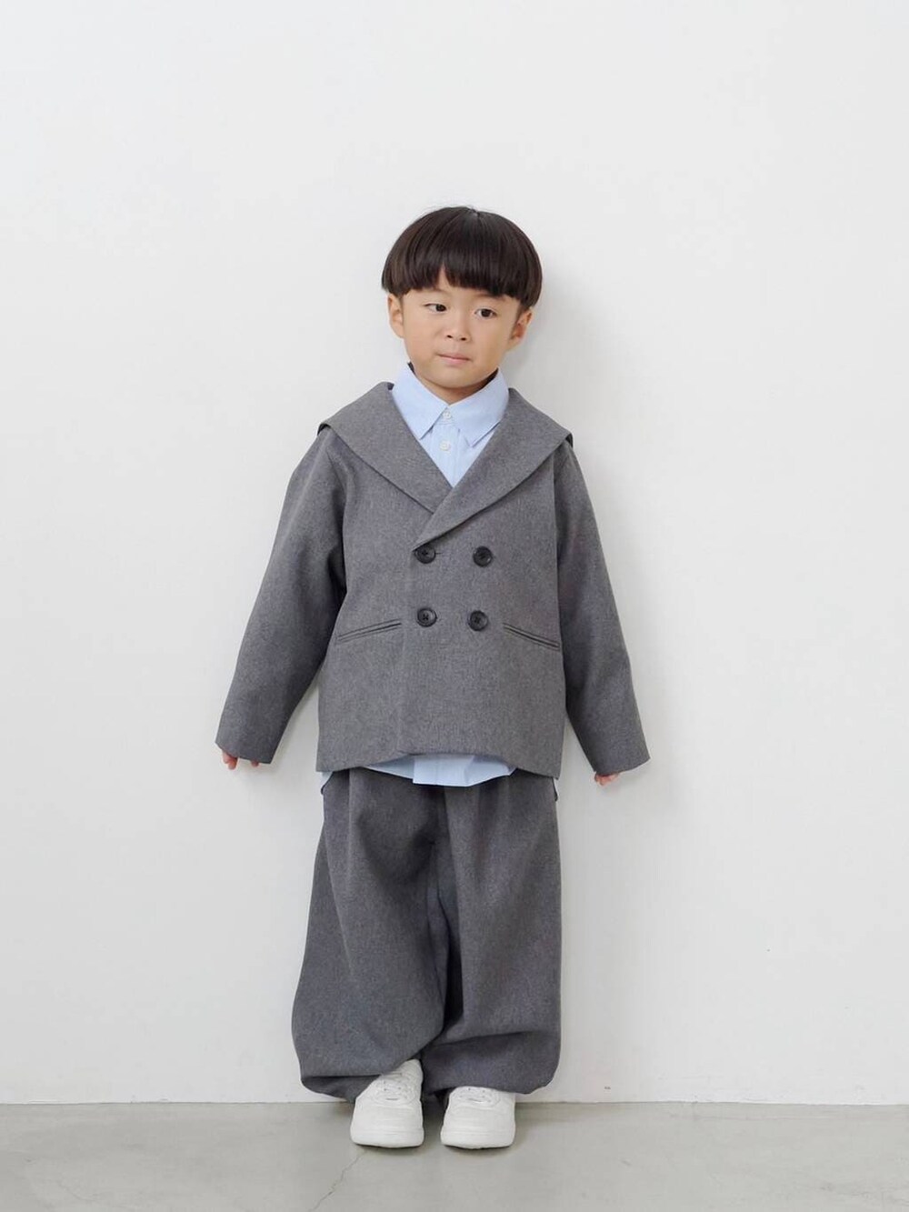 ブルー系のシャツ/ブラウス、グレー系のその他パンツ、グレー系のテーラードジャケットを着用したレディースの秋コーディネートの3枚目の写真