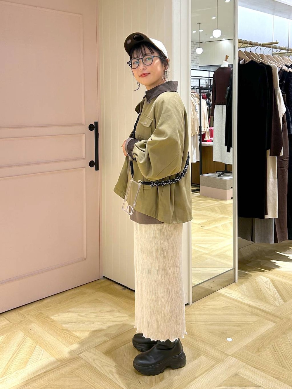 ブラック系のブーツ、ブラウン系のスウェット、ブラウン系のその他アウターを着用したレディースの秋コーディネートの4枚目の写真