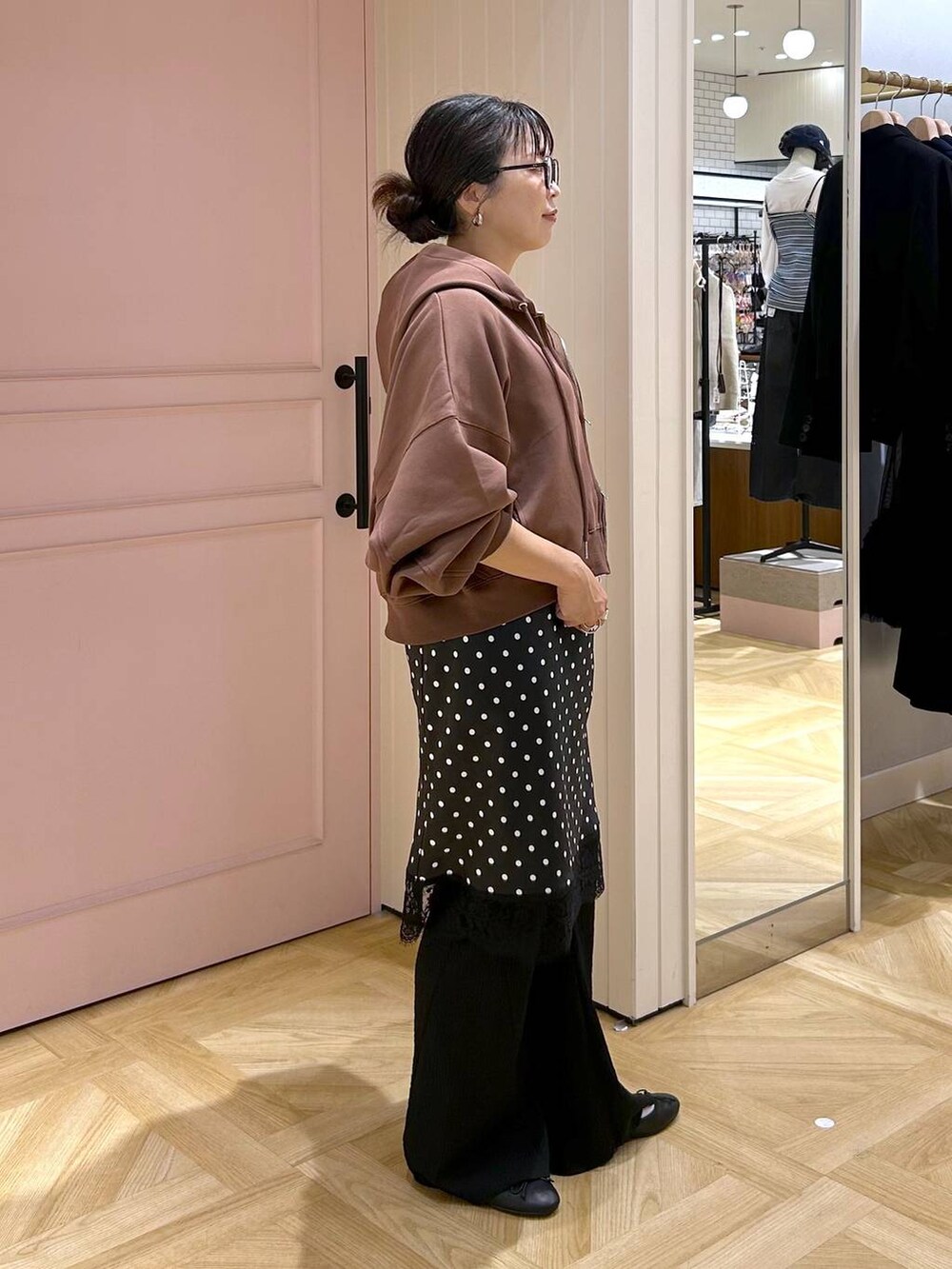 ブラック系のバレエシューズ、シルバー系のタンクトップ、ブラック系のその他パンツを着用したレディースの秋コーディネートの5枚目の写真
