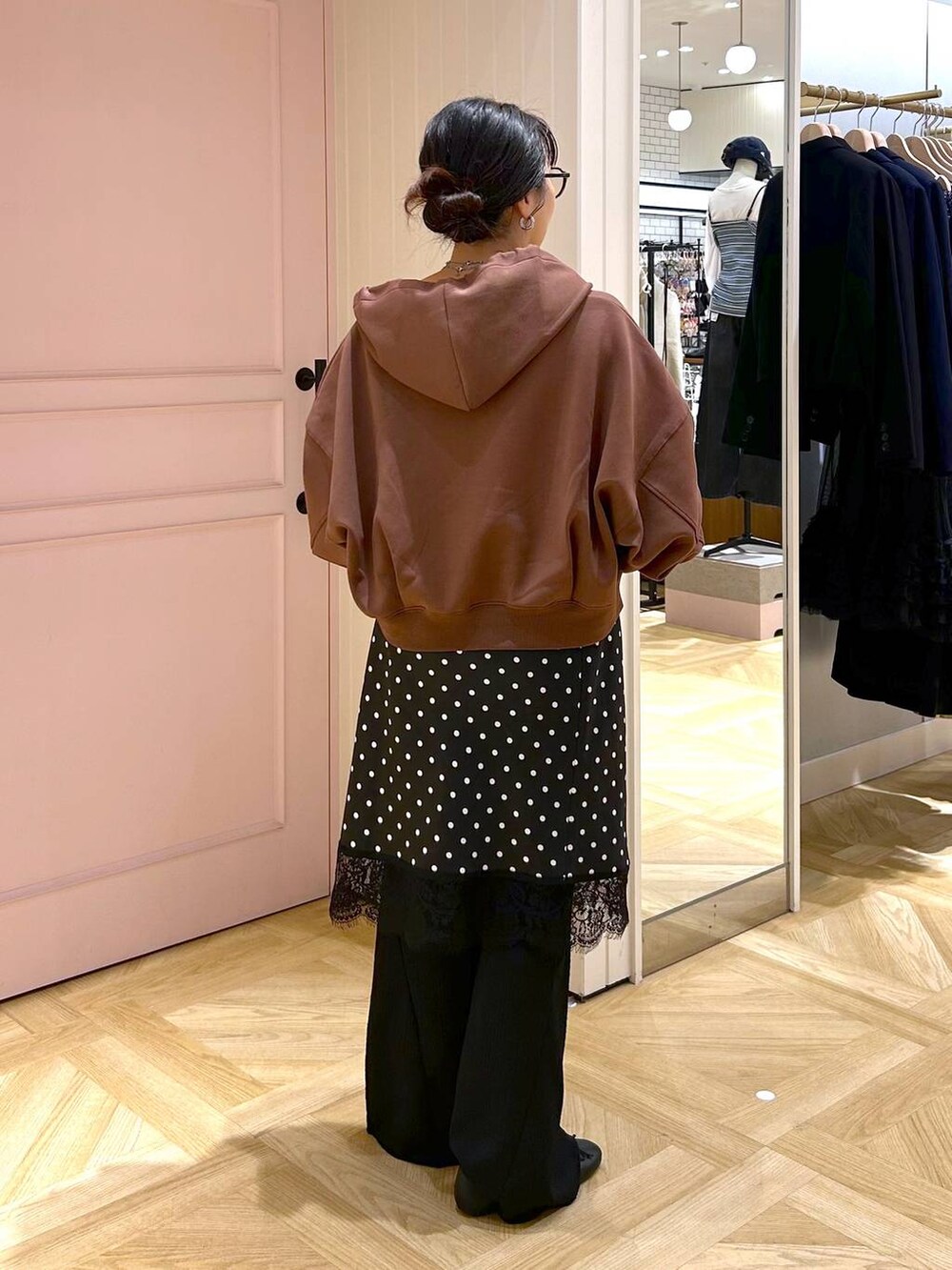 ブラック系のバレエシューズ、シルバー系のタンクトップ、ブラック系のその他パンツを着用したレディースの秋コーディネートの3枚目の写真