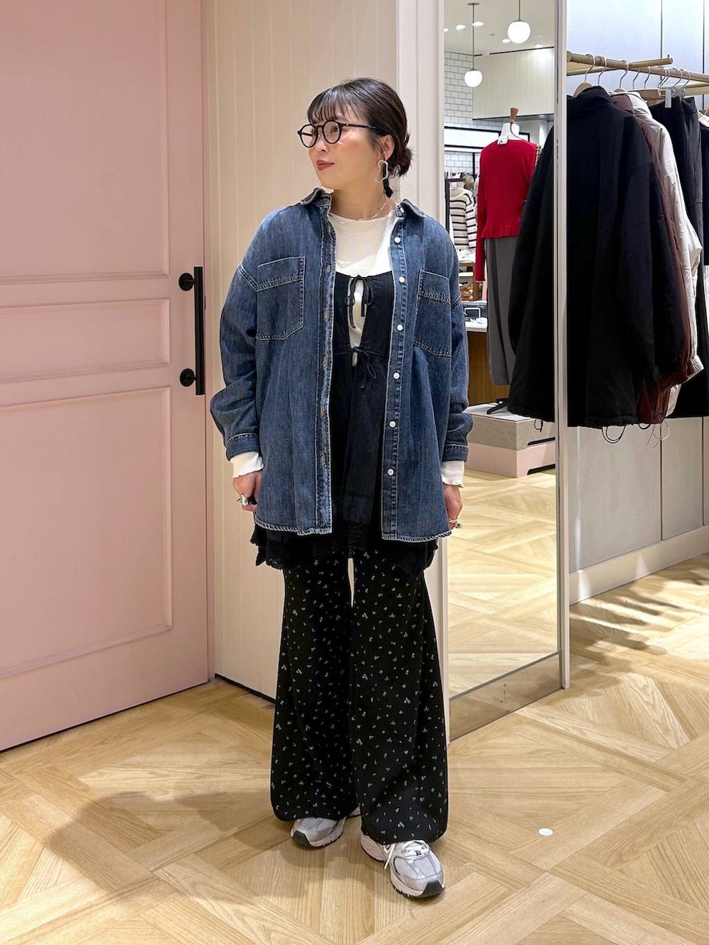 ブラック系のワンピース、ブルー系のシャツ/ブラウス、ホワイト系のTシャツ/カットソーを着用したレディースの冬コーディネートの2枚目の写真