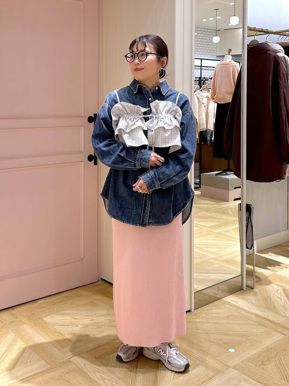 ピンク系のスカート、ブルー系のシャツ/ブラウス、グレー系のキャミソールを着用したレディースの冬コーディネートの2枚目の写真