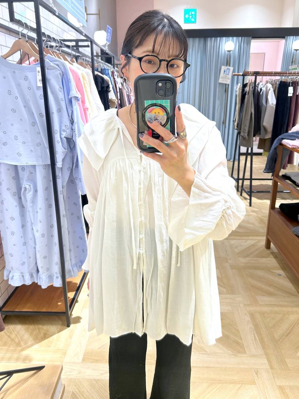 ブラウン系のテーラードジャケット、ホワイト系のシャツ/ブラウス、ブラック系のその他パンツを着用したレディースの春コーディネートの3枚目の写真