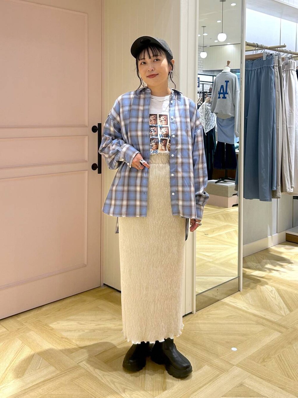 ブルー系のシャツ/ブラウス、ホワイト系のスカート、ホワイト系のTシャツ/カットソーを着用したレディースの秋コーディネートの6枚目の写真