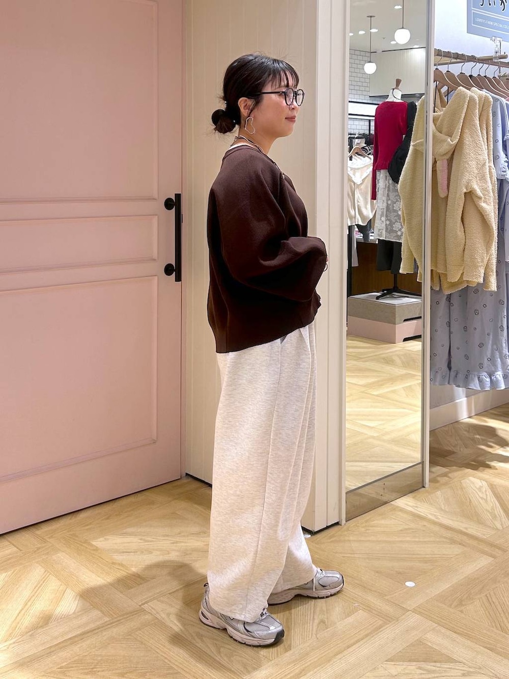 グレー系のスウェットパンツ、ホワイト系のTシャツ/カットソー、ブラウン系のカーディガン/ボレロを着用したレディースの春コーディネートの5枚目の写真