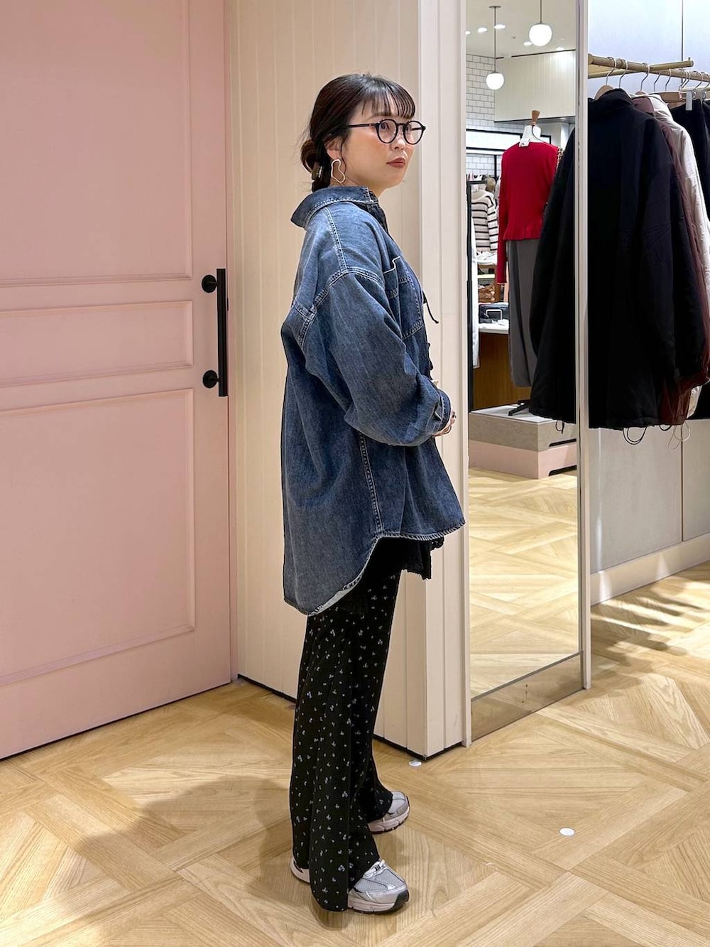 ブラック系のワンピース、ブルー系のシャツ/ブラウス、ホワイト系のTシャツ/カットソーを着用したレディースの冬コーディネートの5枚目の写真