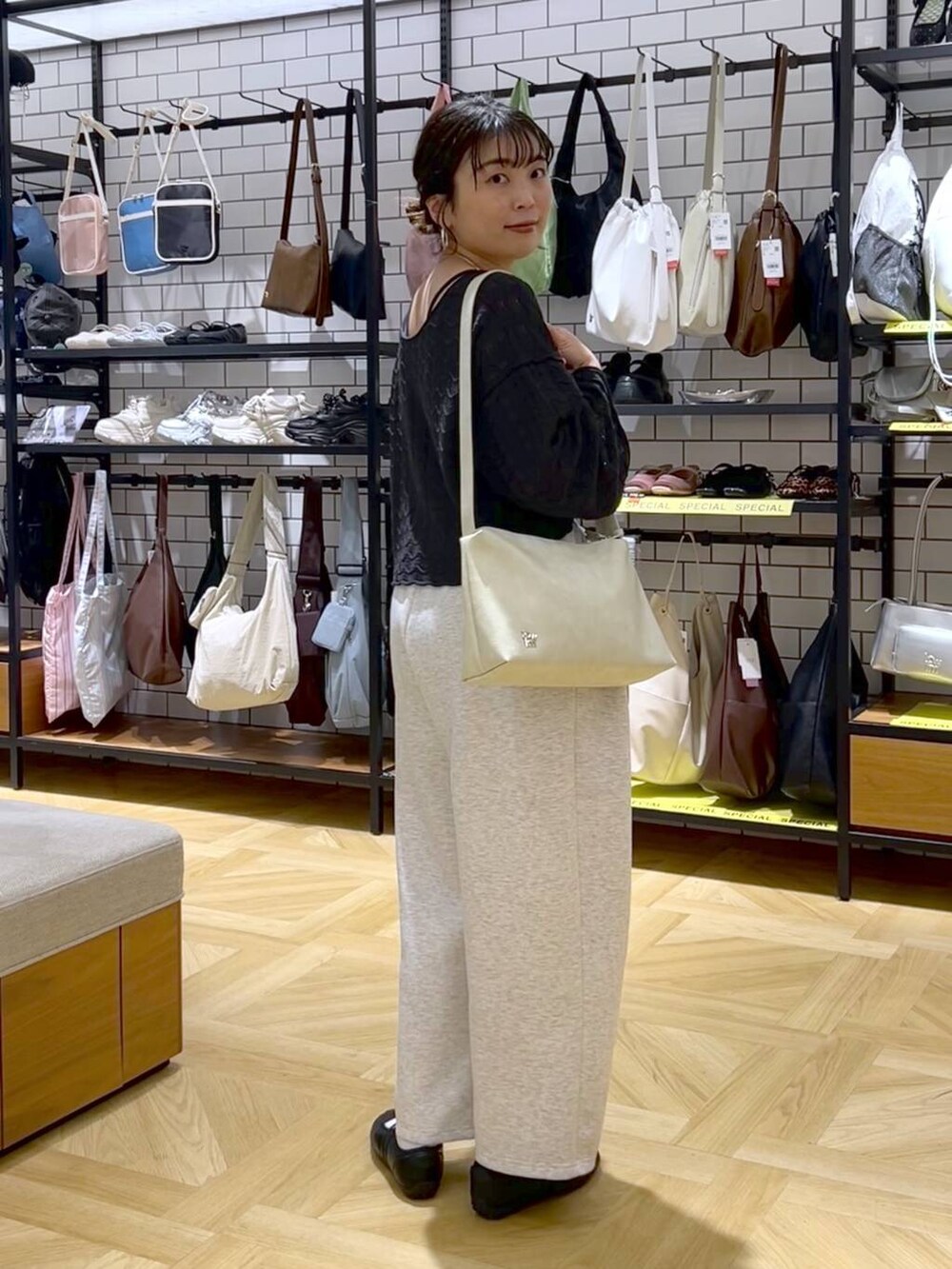 「カジュアル、体型カバー、着痩せ・細見え、ママコーデ、着痩せ、LOWRYS FARM、パンツ、シンプルコーデ、カジュアルコーデ、スウェット、スウェットパンツ」｜「LOWRYS FARMのダブルバンドパフスニーカー 287447（スニーカー、ブラック系）」を使った、おとも.さん（レディース・155cm）の春コーディネートの5枚目の写真
