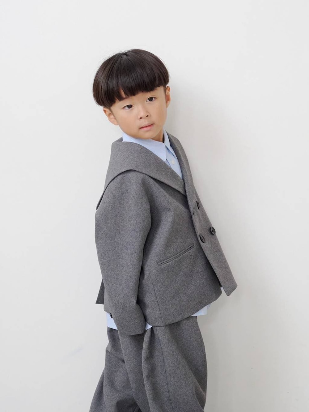 ブルー系のシャツ/ブラウス、グレー系のその他パンツ、グレー系のテーラードジャケットを着用したレディースの秋コーディネートの4枚目の写真