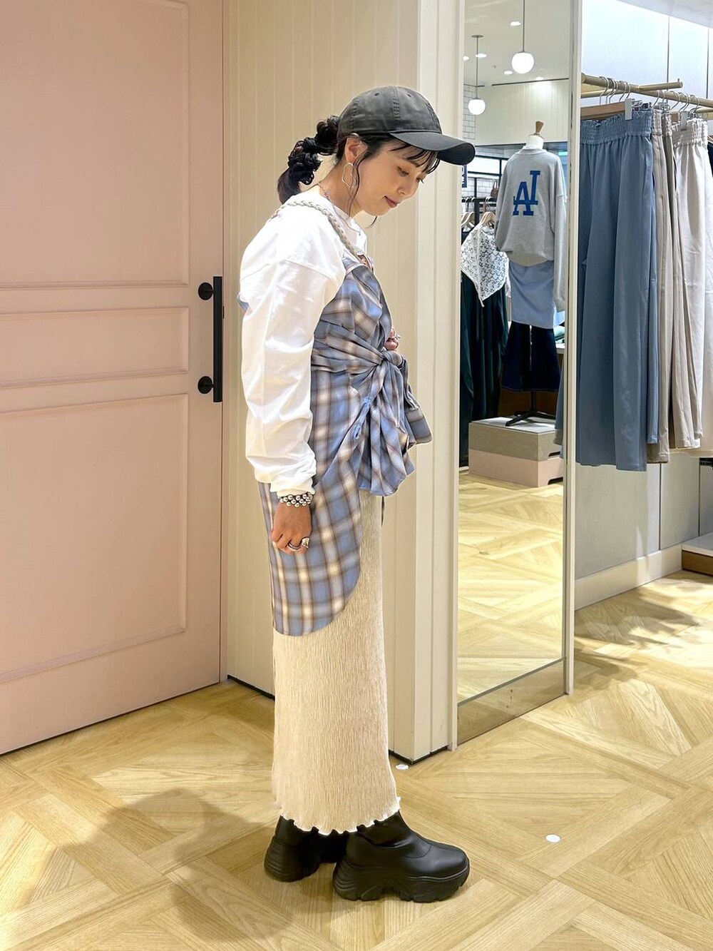 ブルー系のシャツ/ブラウス、ホワイト系のスカート、ホワイト系のTシャツ/カットソーを着用したレディースの秋コーディネートの3枚目の写真