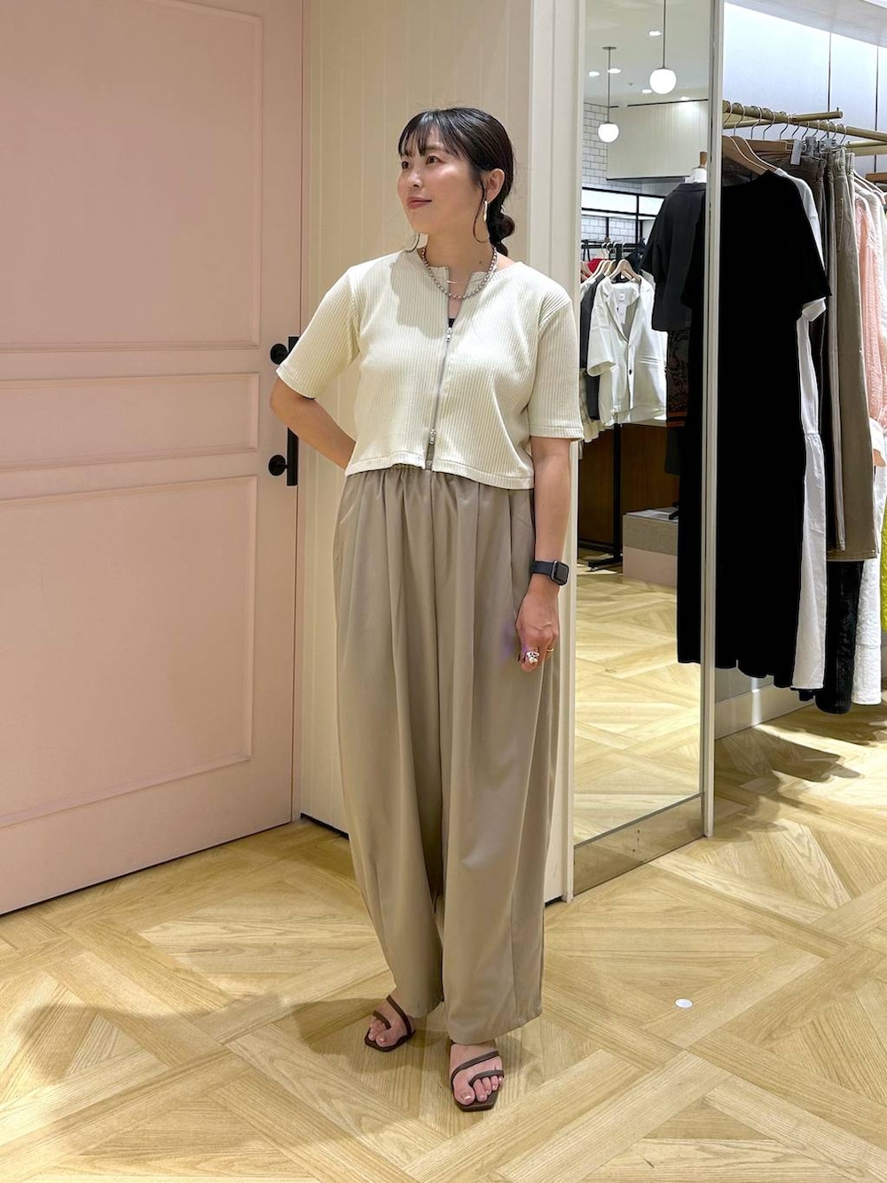 「カジュアル、体型カバー、着痩せ・細見え、ママコーデ、着痩せ、LOWRYS FARM、サンダル、パンツ、シンプルコーデ、カジュアルコーデ、カーディガン」｜「LOWRYS FARMのラインヒールサンダル　 323356（サンダル、ブラック系）」を使った、おとも.さん（レディース・155cm）の夏コーディネートの3枚目の写真