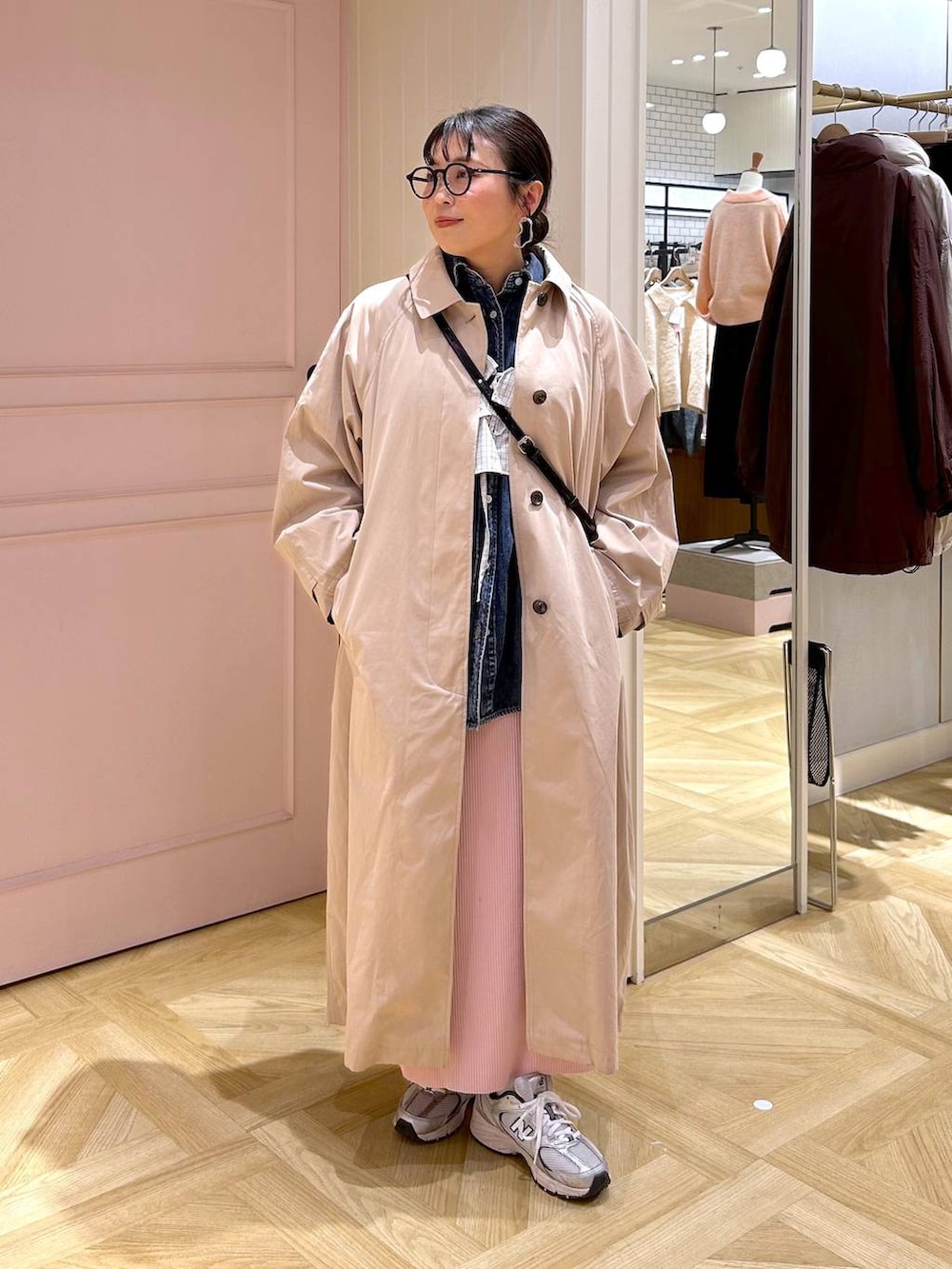 ピンク系のスカート、ブルー系のシャツ/ブラウス、グレー系のキャミソールを着用したレディースの冬コーディネートの7枚目の写真