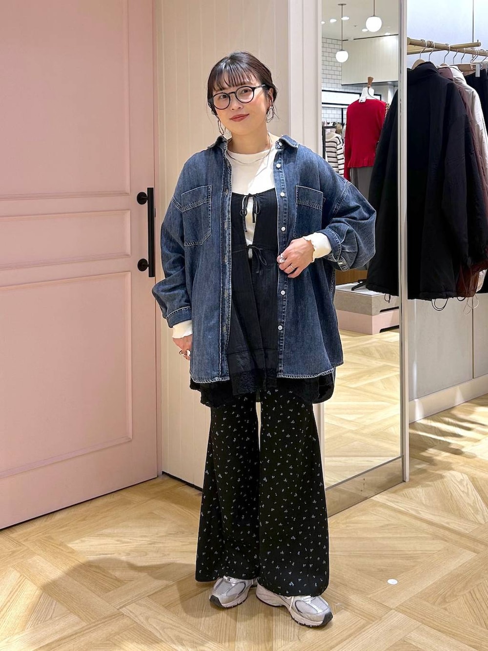 ブラック系のワンピース、ブルー系のシャツ/ブラウス、ホワイト系のTシャツ/カットソーを着用したレディースの冬コーディネートの6枚目の写真