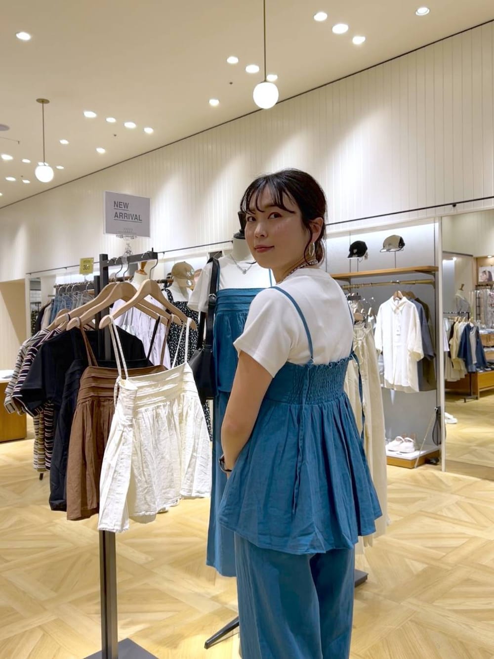 「カジュアル、体型カバー、着痩せ・細見え、ママコーデ、着痩せ、LOWRYS FARM、パンツ、シンプルコーデ、カジュアルコーデ、セットアップ、ノルマンディリネン」｜「LOWRYS FARMのフライスチビＴシャツＳＳ 111954（Tシャツ/カットソー、ホワイト系）」を使った、おとも.さん（レディース・155cm）の春コーディネートの2枚目の写真