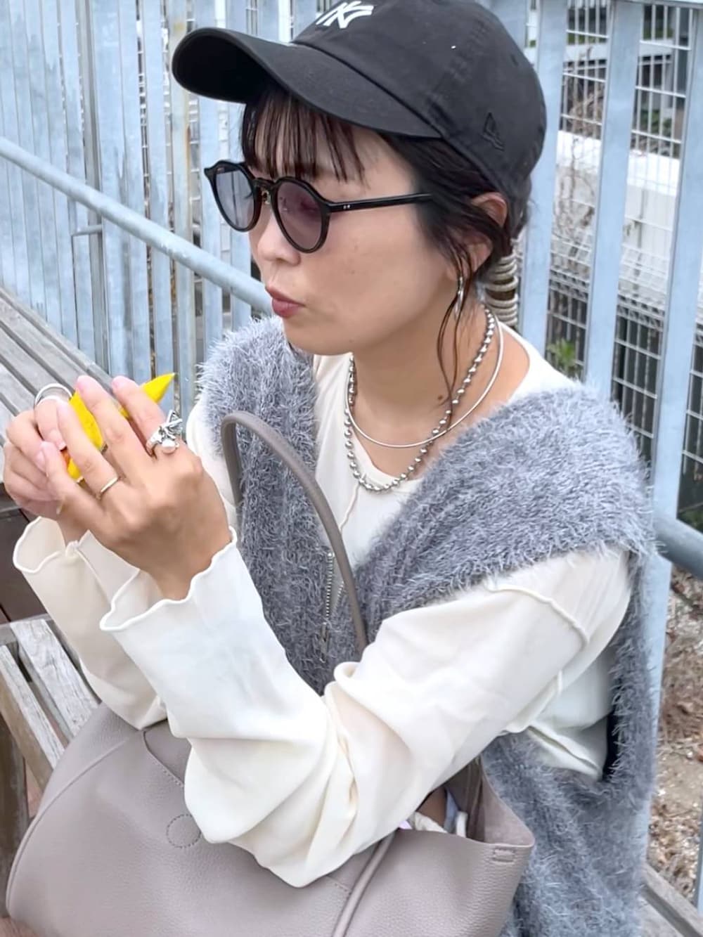 グレー系のスカート、グレー系のベスト、ホワイト系のTシャツ/カットソーを着用したレディースの秋コーディネートの4枚目の写真