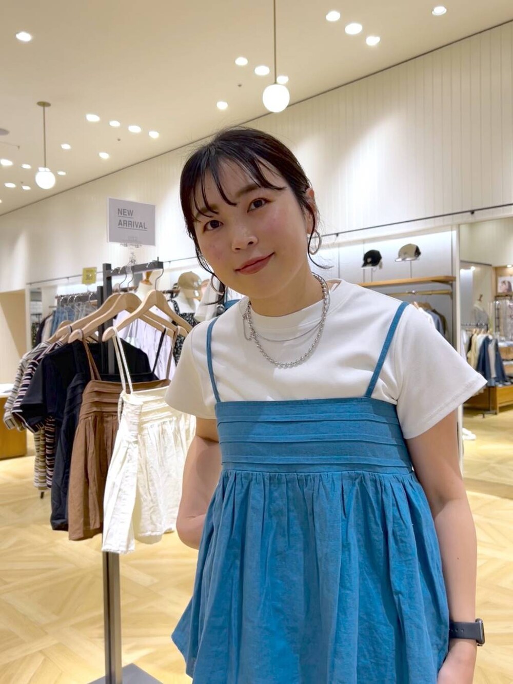 「カジュアル、体型カバー、着痩せ・細見え、ママコーデ、着痩せ、LOWRYS FARM、パンツ、シンプルコーデ、カジュアルコーデ、セットアップ、ノルマンディリネン」｜「LOWRYS FARMのフライスチビＴシャツＳＳ 111954（Tシャツ/カットソー、ホワイト系）」を使った、おとも.さん（レディース・155cm）の春コーディネートの4枚目の写真