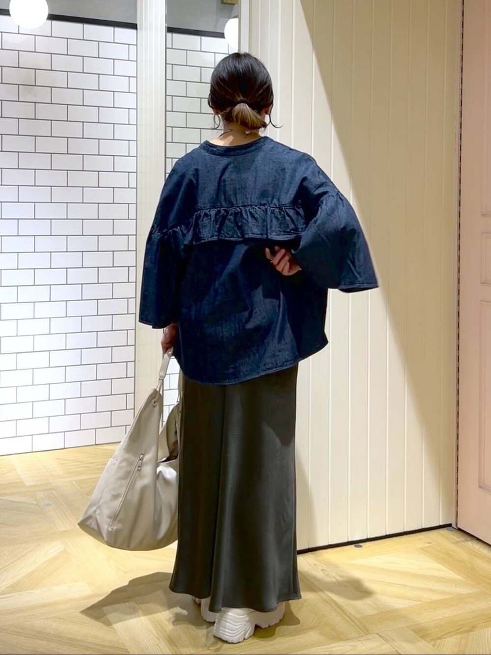 「カジュアルコーデ、シャツ、スニーカー、バッグ、カジュアル、体型カバー、着痩せ・細見え、ママコーデ、着痩せ、LOWRYS FARM、スカート、シンプルコーデ」|「LOWRYS FARMのステンレスフープチョーカー 127295(チョーカー、シルバー系)」を使った、おとも.さん(レディース・155cm)の春コーディネートの3枚目の写真