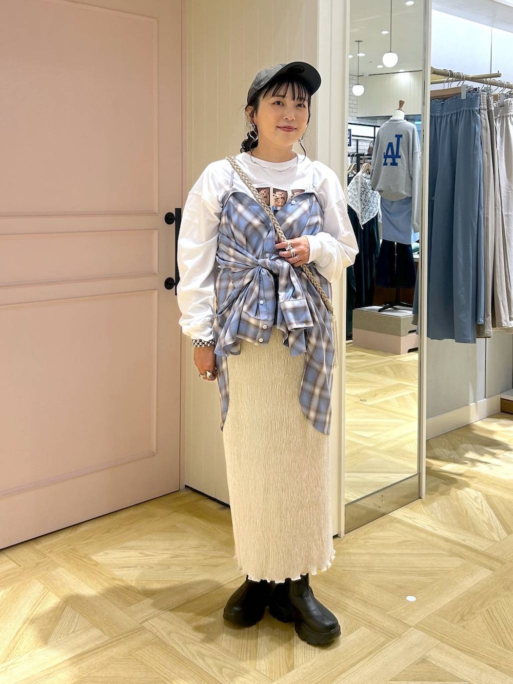 ブルー系のシャツ/ブラウス、ホワイト系のスカート、ホワイト系のTシャツ/カットソーを着用したレディースの秋コーディネートの2枚目の写真