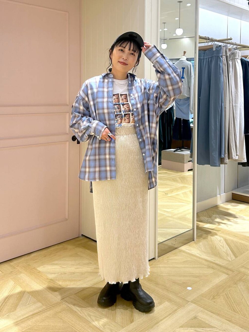 ブルー系のシャツ/ブラウス、ホワイト系のスカート、ホワイト系のTシャツ/カットソーを着用したレディースの秋コーディネートの5枚目の写真