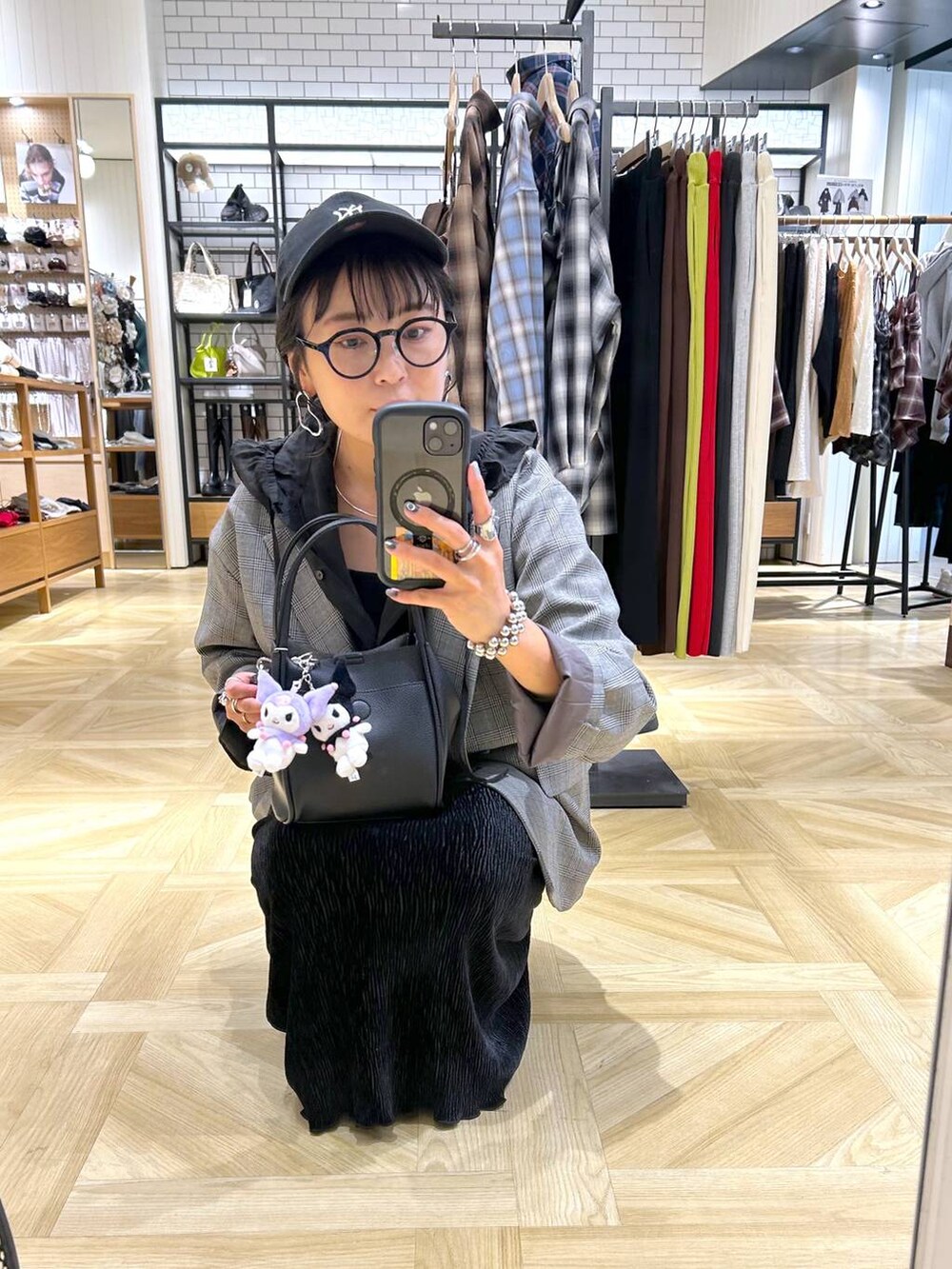 グレー系のテーラードジャケット、ブラック系のショルダーバッグ、ブラック系のシャツ/ブラウスを着用したレディースの秋コーディネートの3枚目の写真