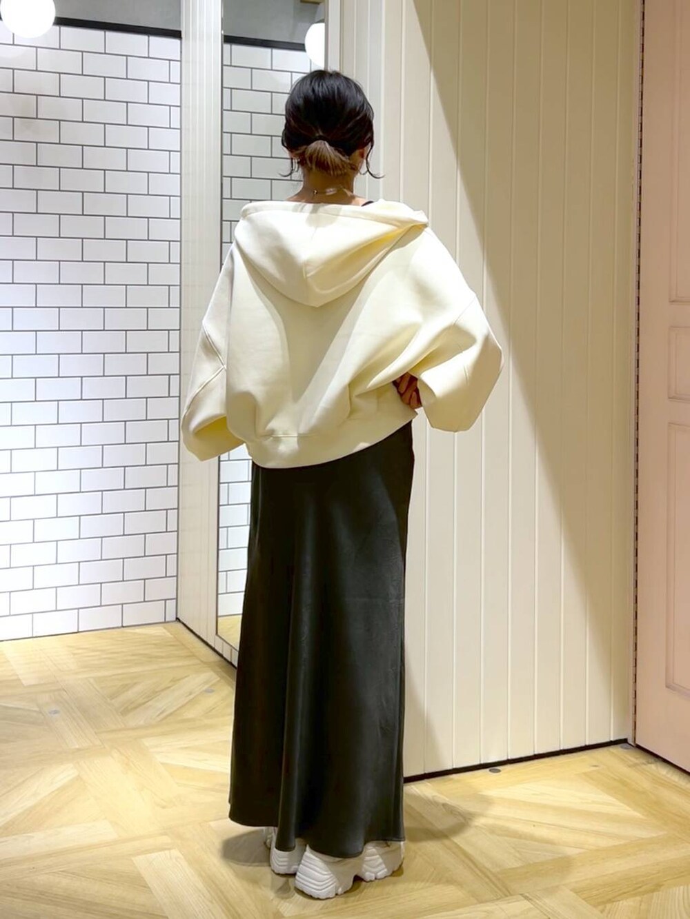 「カジュアル、体型カバー、着痩せ・細見え、ママコーデ、着痩せ、ニット、LOWRYS FARM、パンツ、スカート、シンプルコーデ、パーカー、カジュアルコーデ」｜「LOWRYS FARMのステンレスフープチョーカー 127295（チョーカー、シルバー系）」を使った、おとも.さん（レディース・155cm）の春コーディネートの3枚目の写真