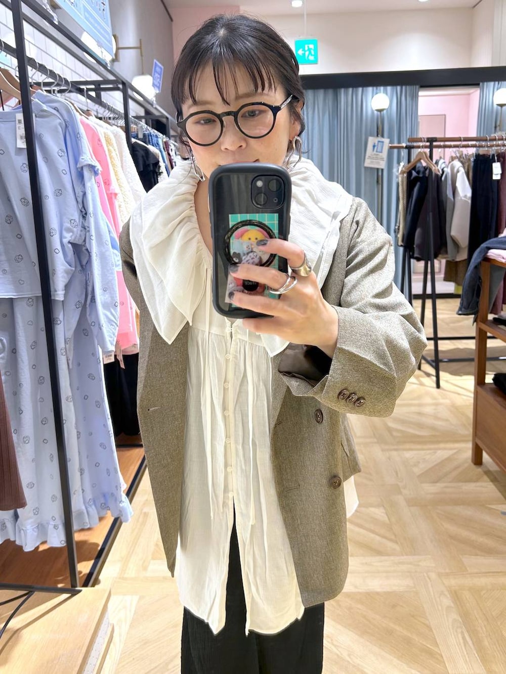 ブラウン系のテーラードジャケット、ホワイト系のシャツ/ブラウス、ブラック系のその他パンツを着用したレディースの春コーディネートの2枚目の写真