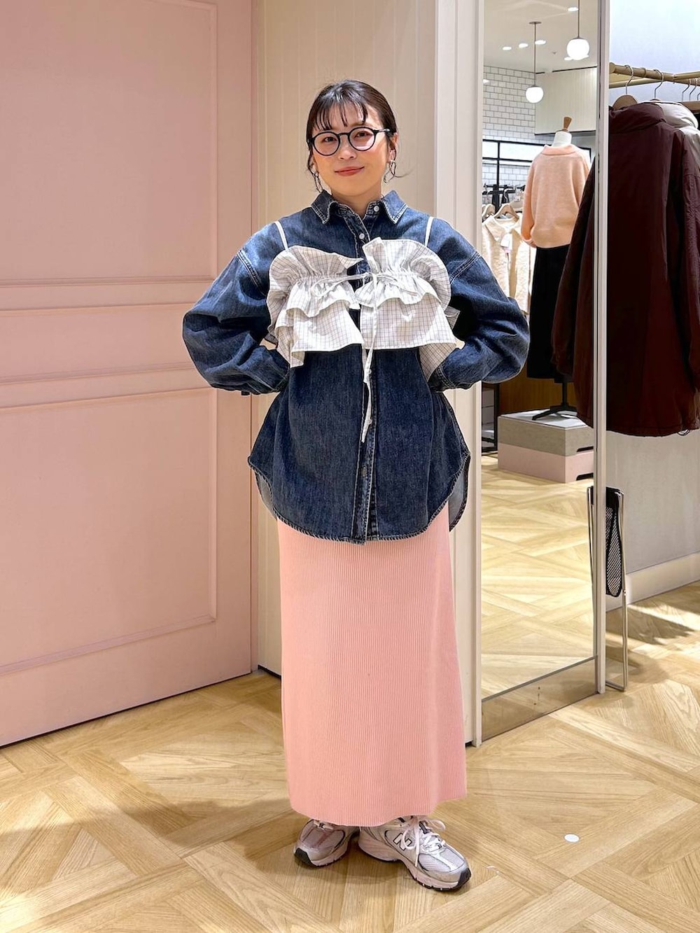 ピンク系のスカート、ブルー系のシャツ/ブラウス、グレー系のキャミソールを着用したレディースの冬コーディネートの5枚目の写真