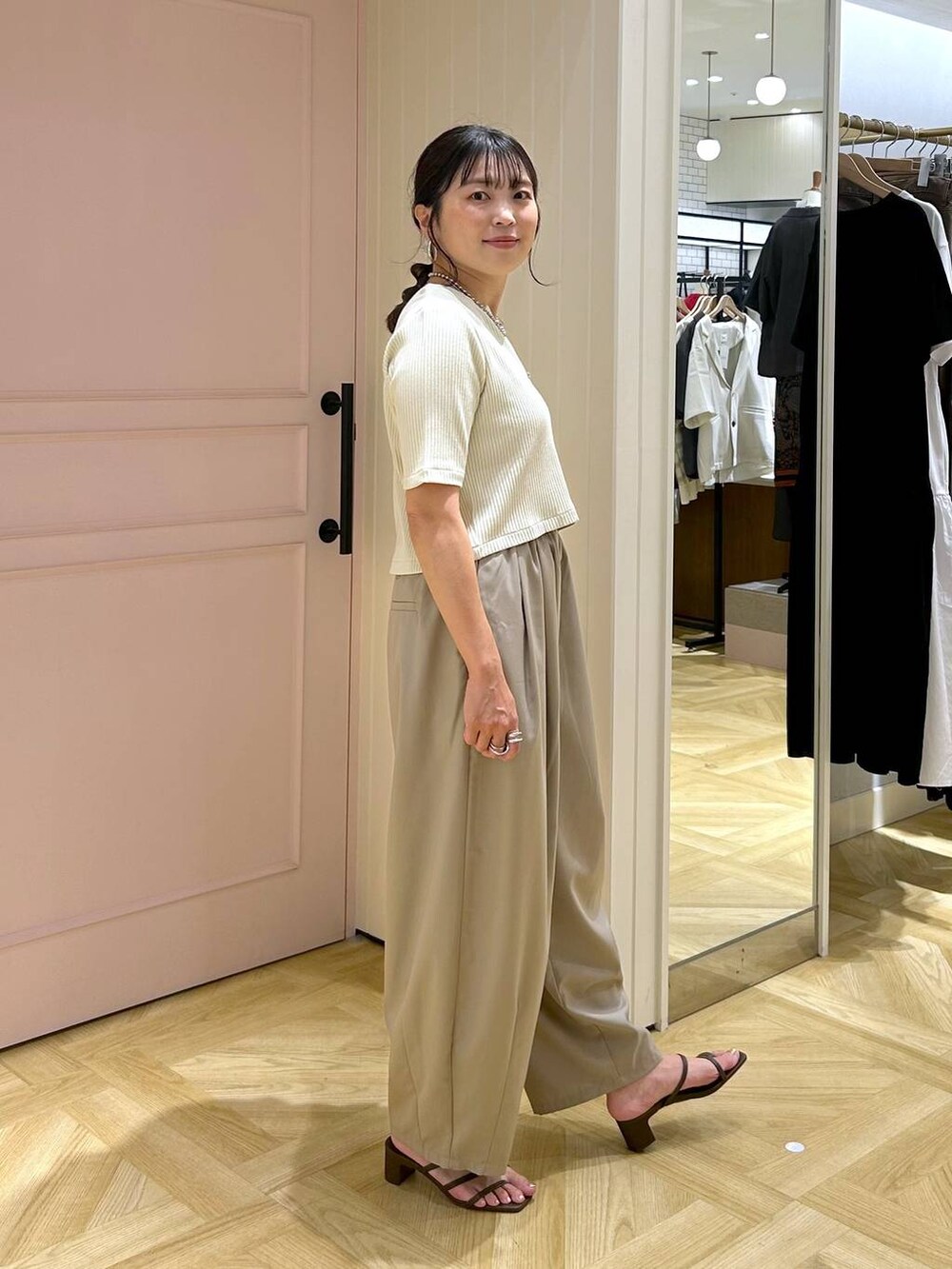 「カジュアル、体型カバー、着痩せ・細見え、ママコーデ、着痩せ、LOWRYS FARM、サンダル、パンツ、シンプルコーデ、カジュアルコーデ、カーディガン」｜「LOWRYS FARMのラインヒールサンダル　 323356（サンダル、ブラック系）」を使った、おとも.さん（レディース・155cm）の夏コーディネートの6枚目の写真