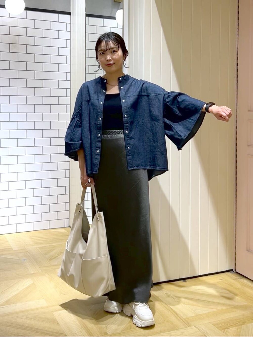 「カジュアルコーデ、シャツ、スニーカー、バッグ、カジュアル、体型カバー、着痩せ・細見え、ママコーデ、着痩せ、LOWRYS FARM、スカート、シンプルコーデ」|「LOWRYS FARMのステンレスフープチョーカー 127295(チョーカー、シルバー系)」を使った、おとも.さん(レディース・155cm)の春コーディネートの4枚目の写真