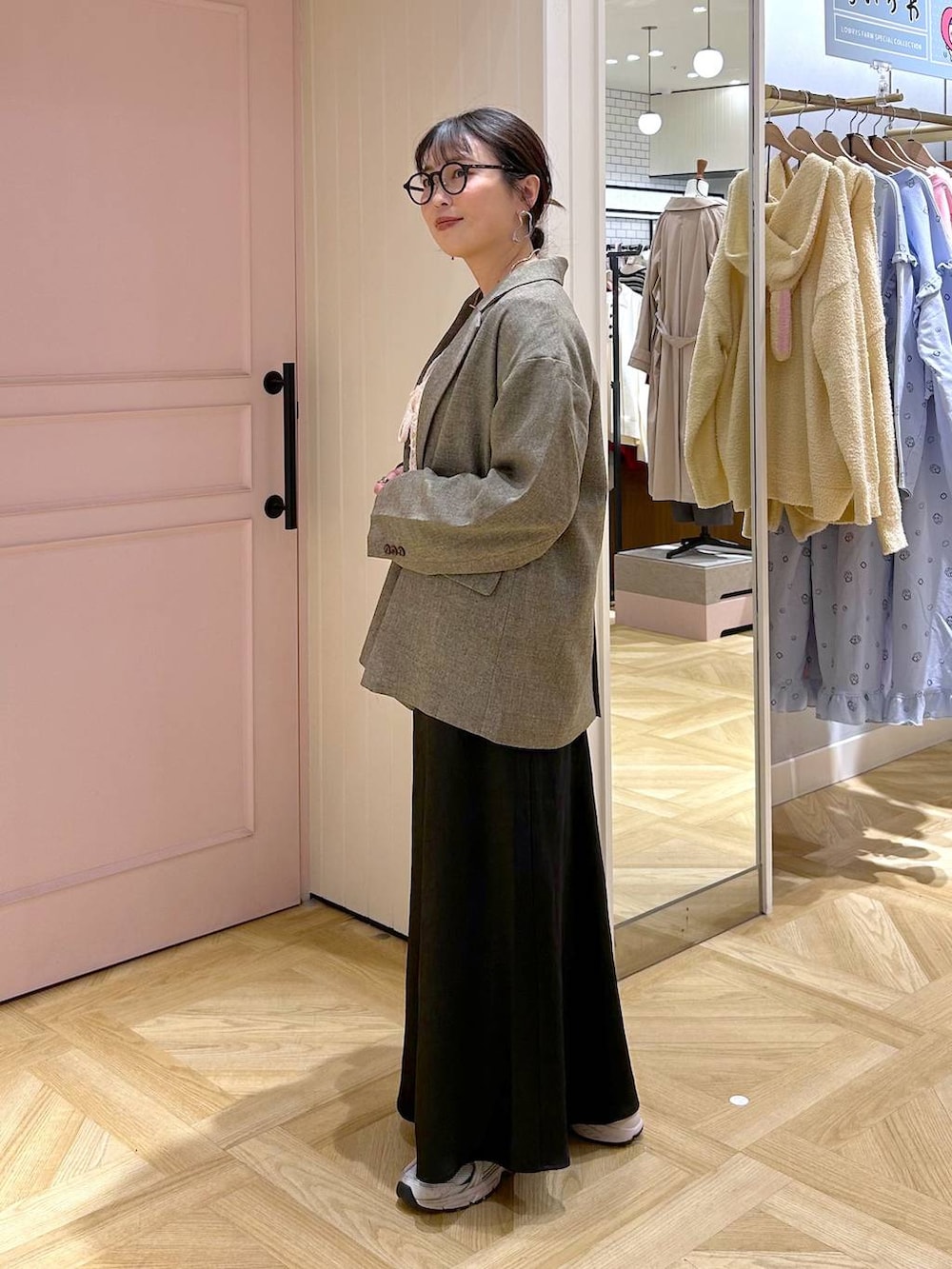 ブラック系のタンクトップ、ブラック系のスカート、ブラウン系のテーラードジャケットを着用したレディースの冬コーディネートの3枚目の写真