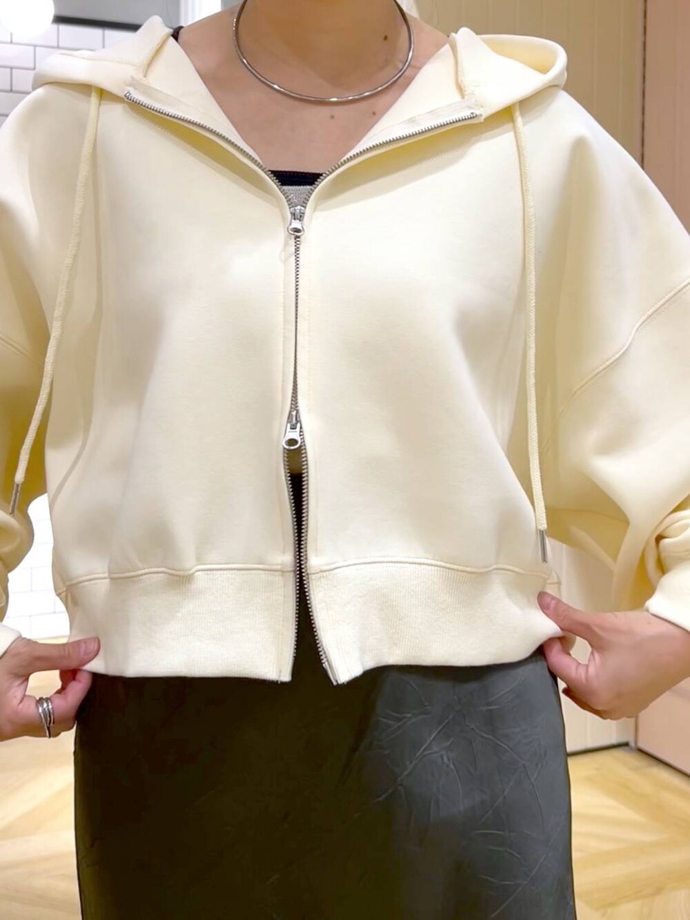 「カジュアル、体型カバー、着痩せ・細見え、ママコーデ、着痩せ、ニット、LOWRYS FARM、パンツ、スカート、シンプルコーデ、パーカー、カジュアルコーデ」｜「LOWRYS FARMのステンレスフープチョーカー 127295（チョーカー、シルバー系）」を使った、おとも.さん（レディース・155cm）の春コーディネートの5枚目の写真