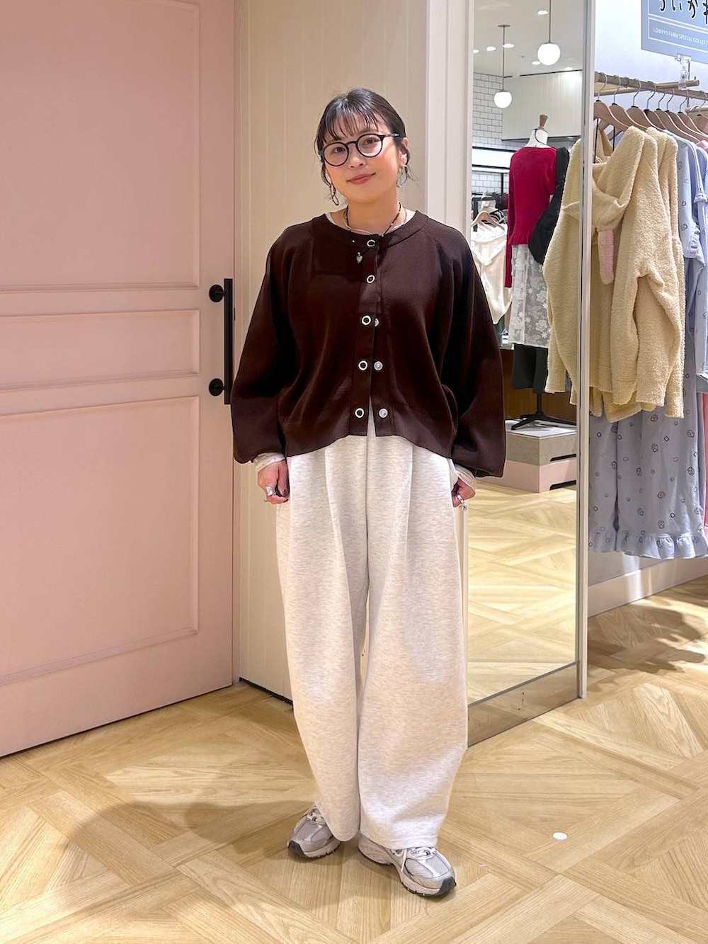 グレー系のスウェットパンツ、ホワイト系のTシャツ/カットソー、ブラウン系のカーディガン/ボレロを着用したレディースの春コーディネートの6枚目の写真