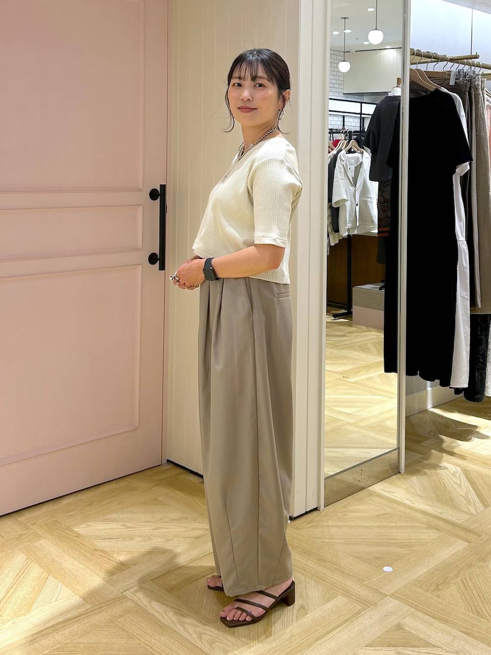「カジュアル、体型カバー、着痩せ・細見え、ママコーデ、着痩せ、LOWRYS FARM、サンダル、パンツ、シンプルコーデ、カジュアルコーデ、カーディガン」｜「LOWRYS FARMのラインヒールサンダル　 323356（サンダル、ブラック系）」を使った、おとも.さん（レディース・155cm）の夏コーディネートの4枚目の写真