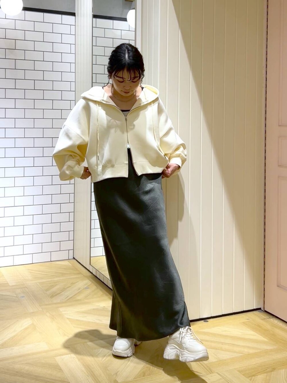 「カジュアル、体型カバー、着痩せ・細見え、ママコーデ、着痩せ、ニット、LOWRYS FARM、パンツ、スカート、シンプルコーデ、パーカー、カジュアルコーデ」｜「LOWRYS FARMのステンレスフープチョーカー 127295（チョーカー、シルバー系）」を使った、おとも.さん（レディース・155cm）の春コーディネートの6枚目の写真