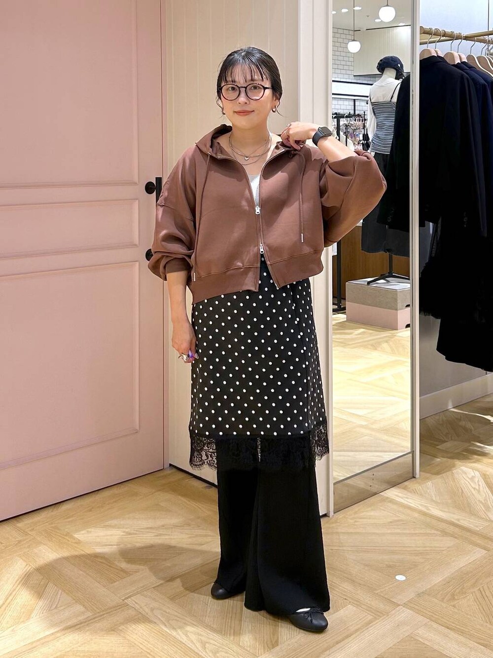 ブラック系のバレエシューズ、シルバー系のタンクトップ、ブラック系のその他パンツを着用したレディースの秋コーディネートの4枚目の写真