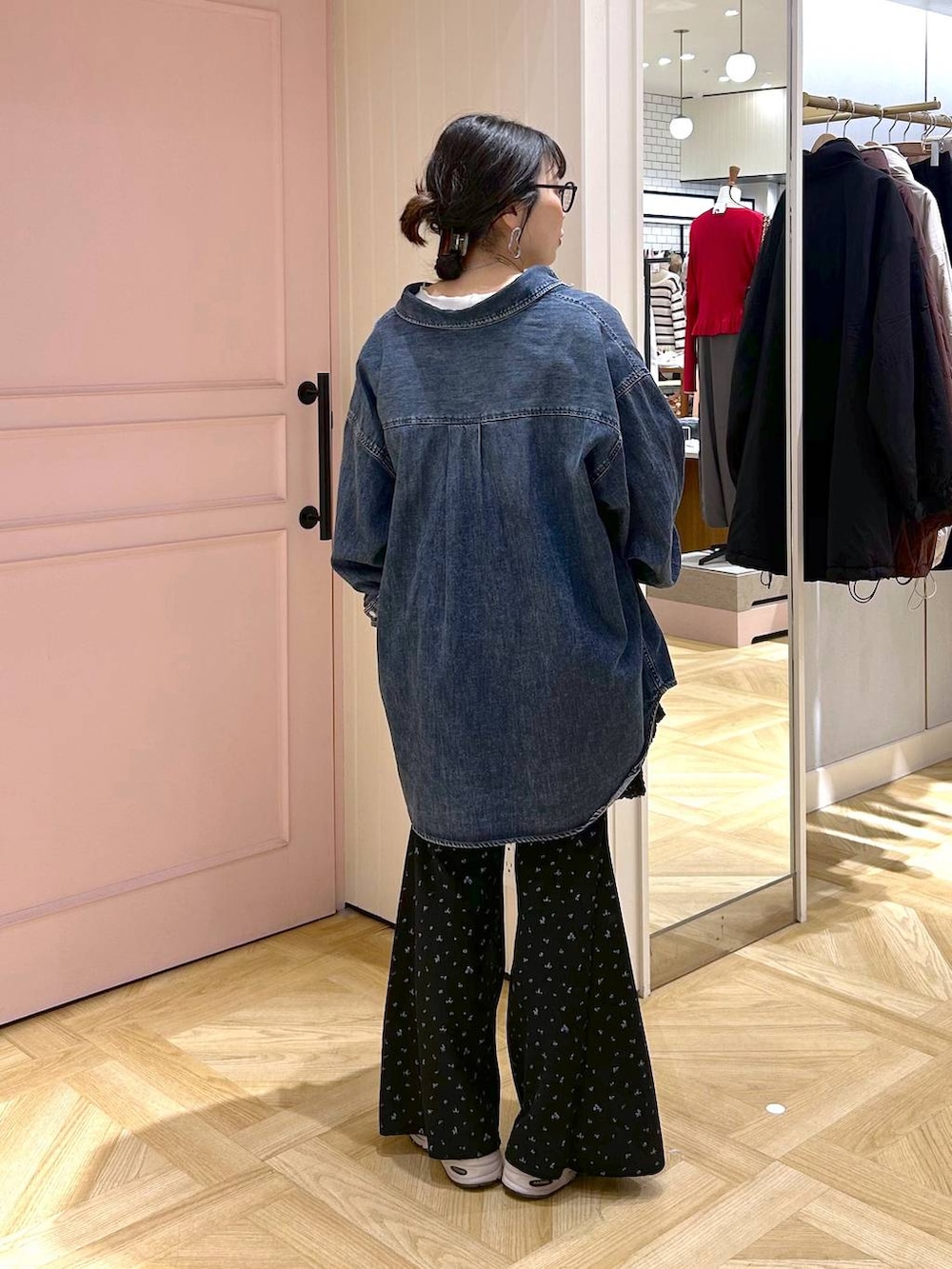 ブラック系のワンピース、ブルー系のシャツ/ブラウス、ホワイト系のTシャツ/カットソーを着用したレディースの冬コーディネートの4枚目の写真