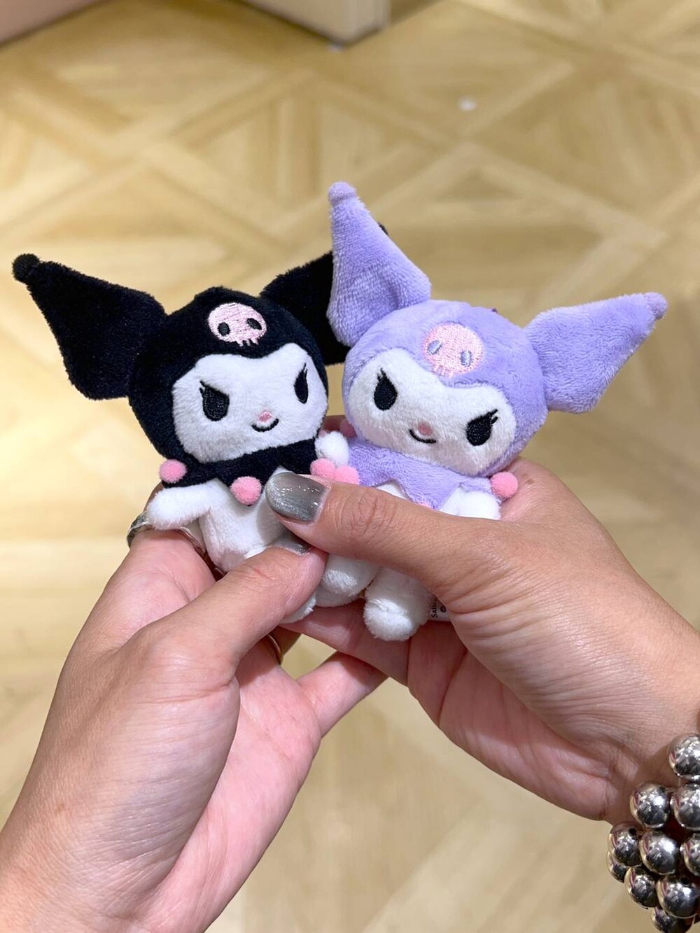 グレー系のテーラードジャケット、ブラック系のショルダーバッグ、ブラック系のシャツ/ブラウスを着用したレディースの秋コーディネートの4枚目の写真