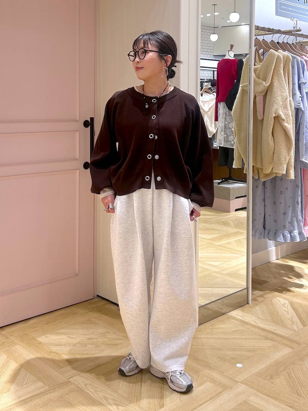 グレー系のスウェットパンツ、ホワイト系のTシャツ/カットソー、ブラウン系のカーディガン/ボレロを着用したレディースの春コーディネートの2枚目の写真