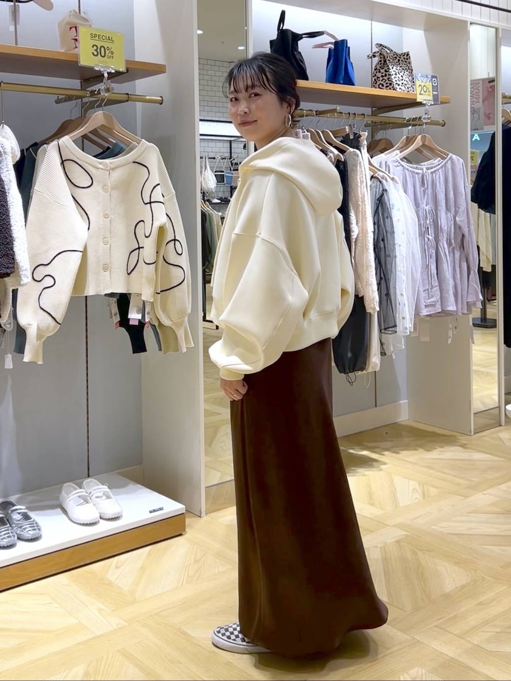 「カジュアル、体型カバー、着痩せ・細見え、ママコーデ、着痩せ、LOWRYS FARM、スカート、シンプルコーデ、カジュアルコーデ、パーカー」｜「LOWRYS FARMのスタイルＵＰクロスカップキャミ　100757（Tシャツ/カットソー、ブラック系）」を使った、おとも.さん（レディース・155cm）の春コーディネートの2枚目の写真