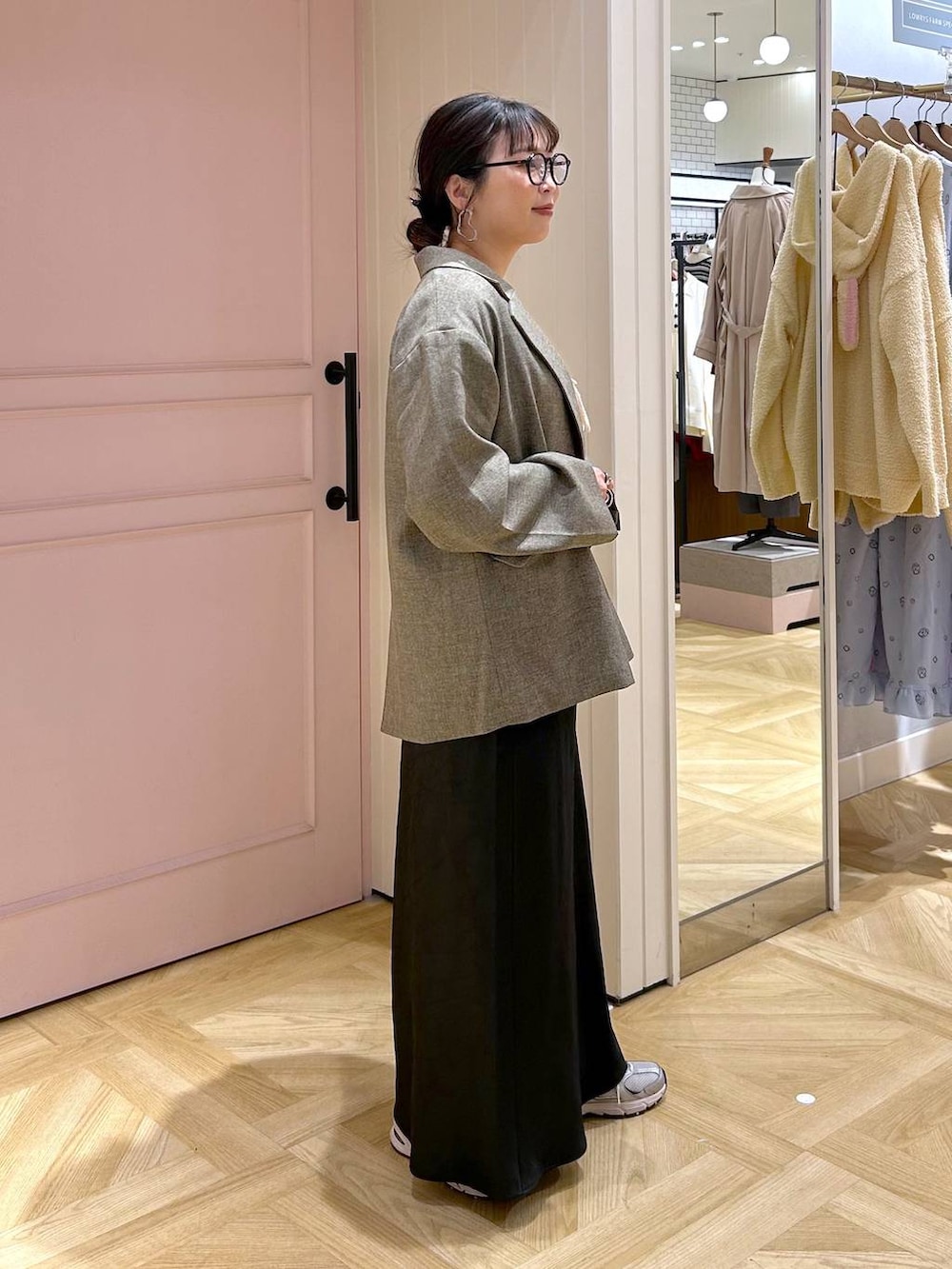 ブラック系のタンクトップ、ブラック系のスカート、ブラウン系のテーラードジャケットを着用したレディースの冬コーディネートの5枚目の写真